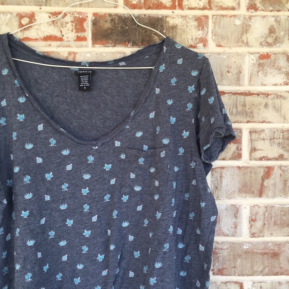 Torrid Cactus Print V-Neck Gray Pocket Tee 3X - Picture 5 of 11